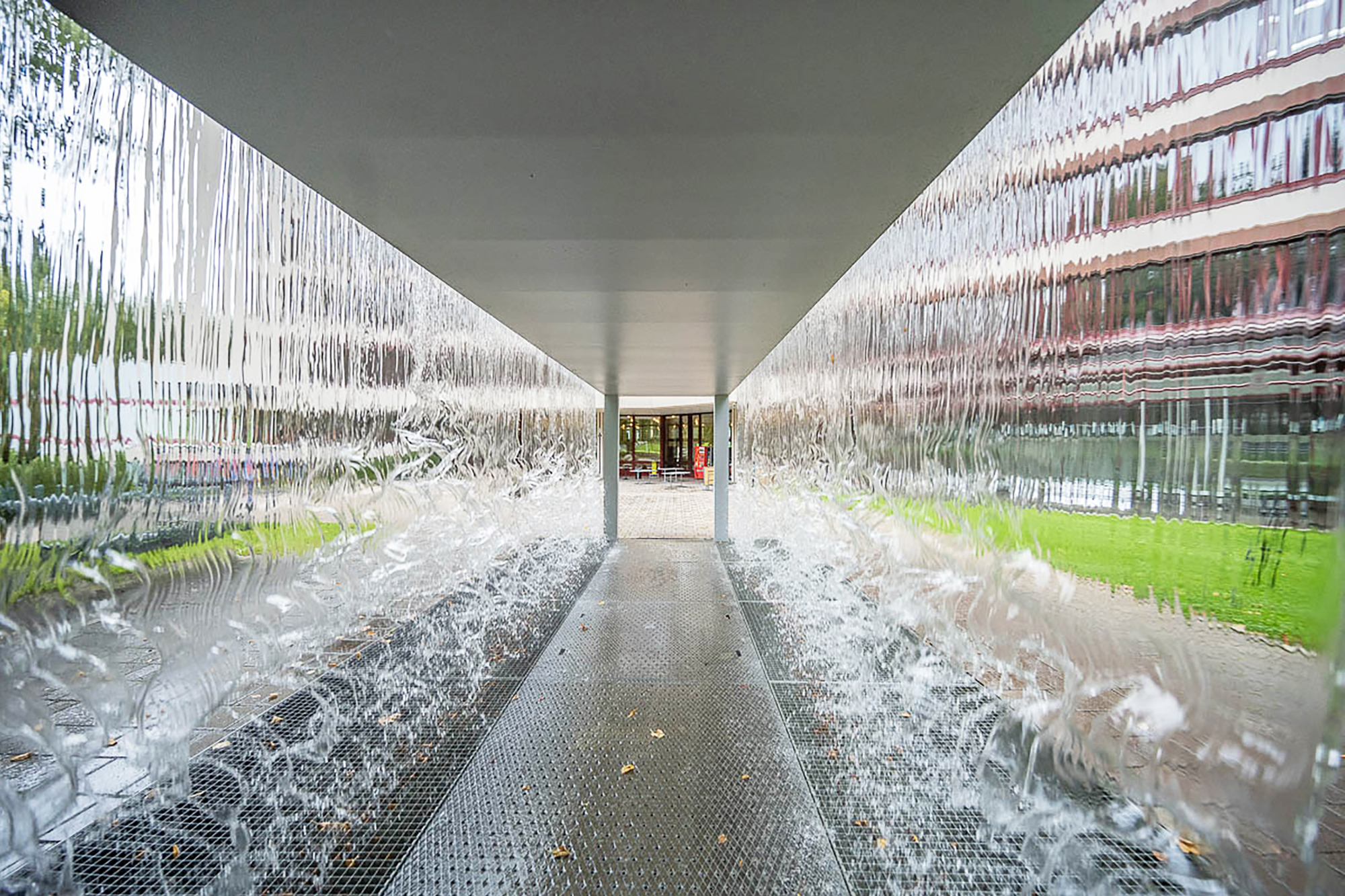 Links und Rechts plätschert das Wasser des Wasserfalls herunter