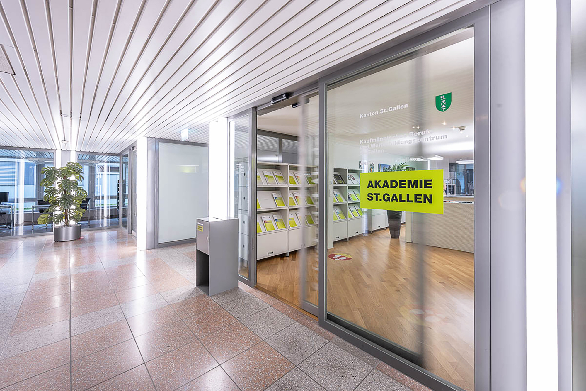 Glasschiebetüre des Sekretariats der Akademie St. Gallen