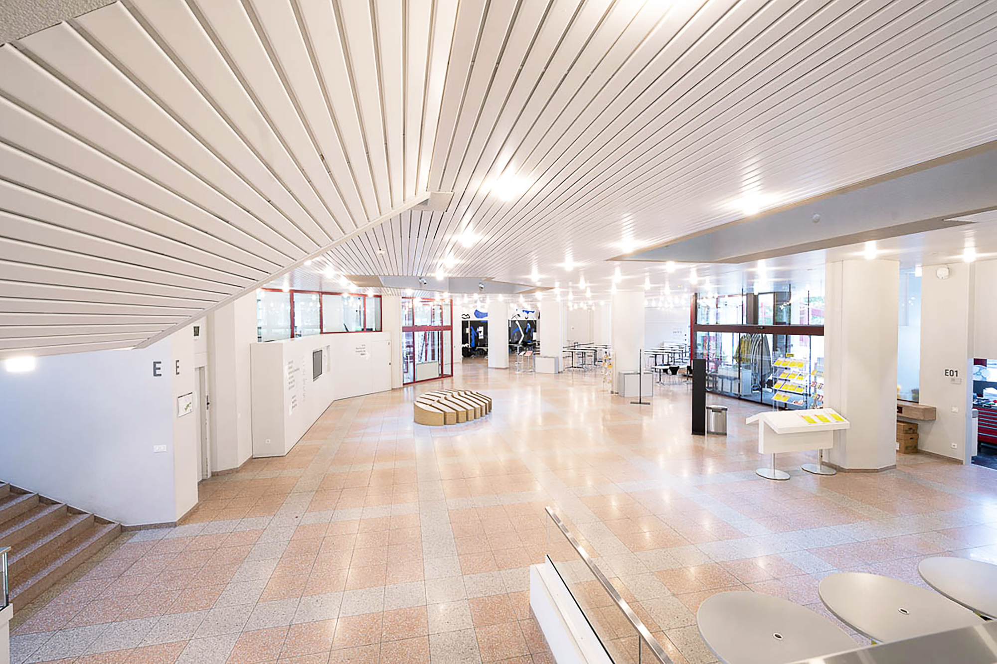 Die hell beleuchtete Lobby der Akademie St. Gallen