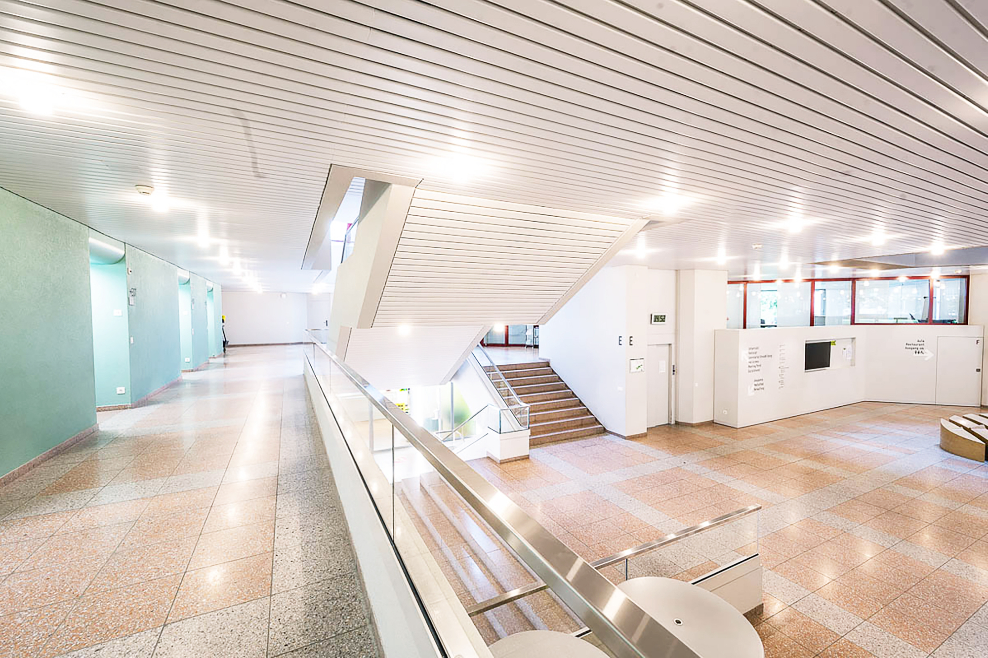 Die hell beleuchtete Lobby der Akademie St. Gallen