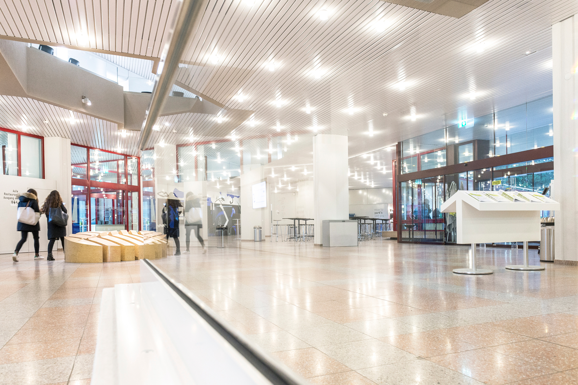Ansicht der Lobby von der Akademie St. Gallen, die Lobby ist hell beleuchtet