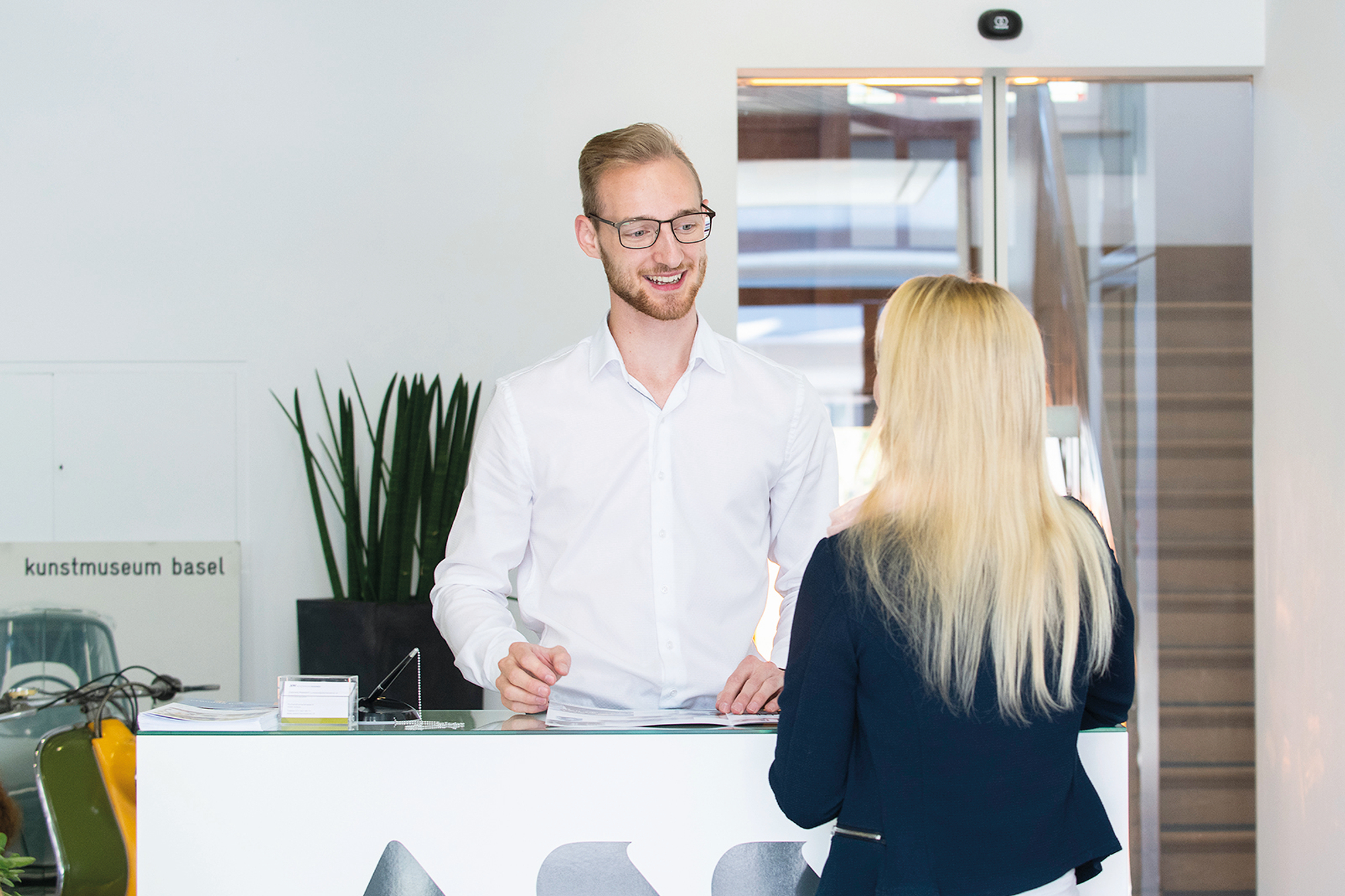 Steve Ackermann im Gespräch beim Empfang mit einer Kundin