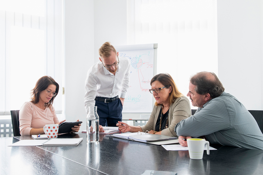 Steve Ackermann bei einem Meeting mit 3 weiteren Mitarbeitern
