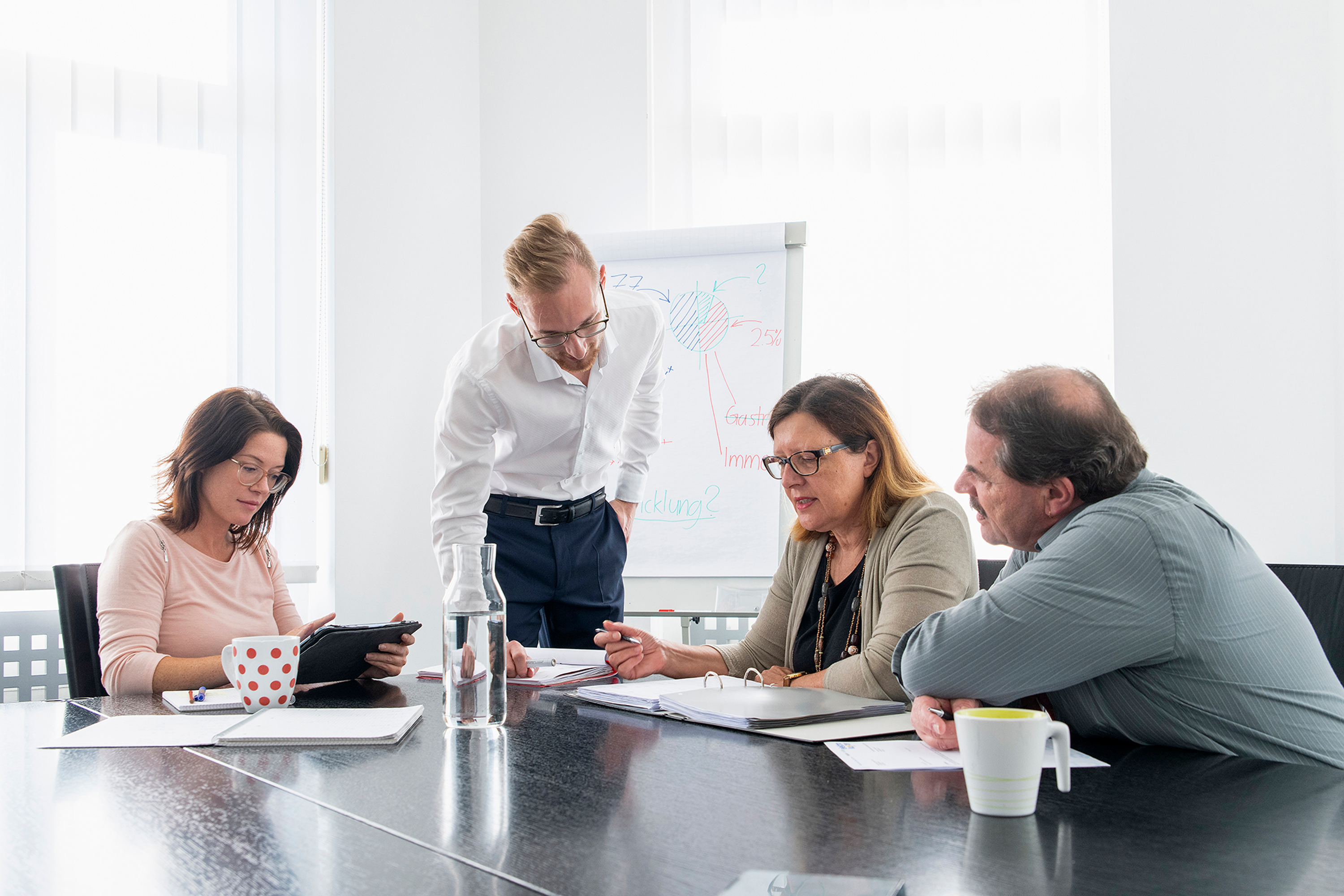 Steve Ackermann bei einem Meeting mit 3 weiteren Mitarbeitern