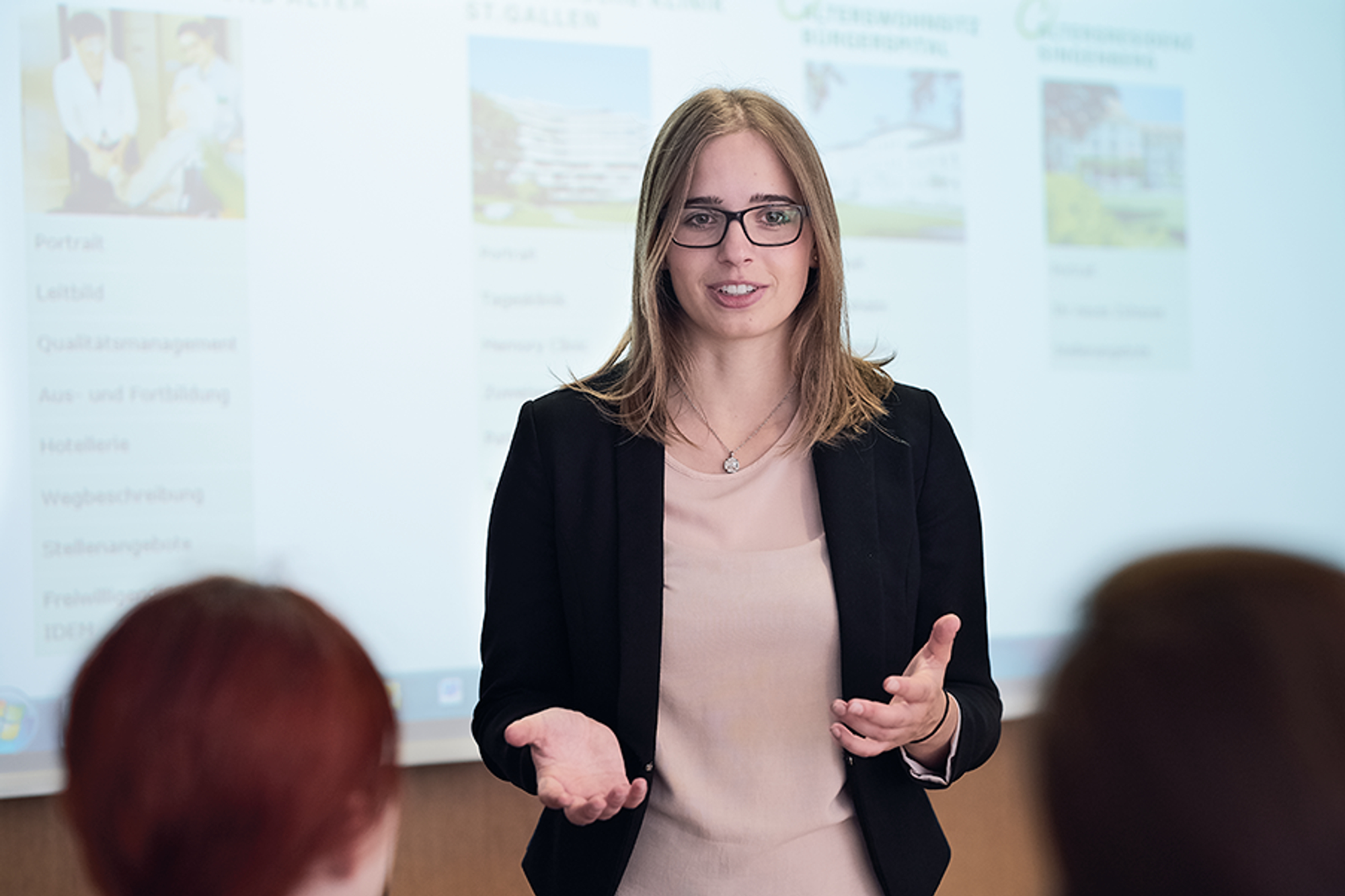 Fabiana Venzago hält eine Präsentation vor Publikum