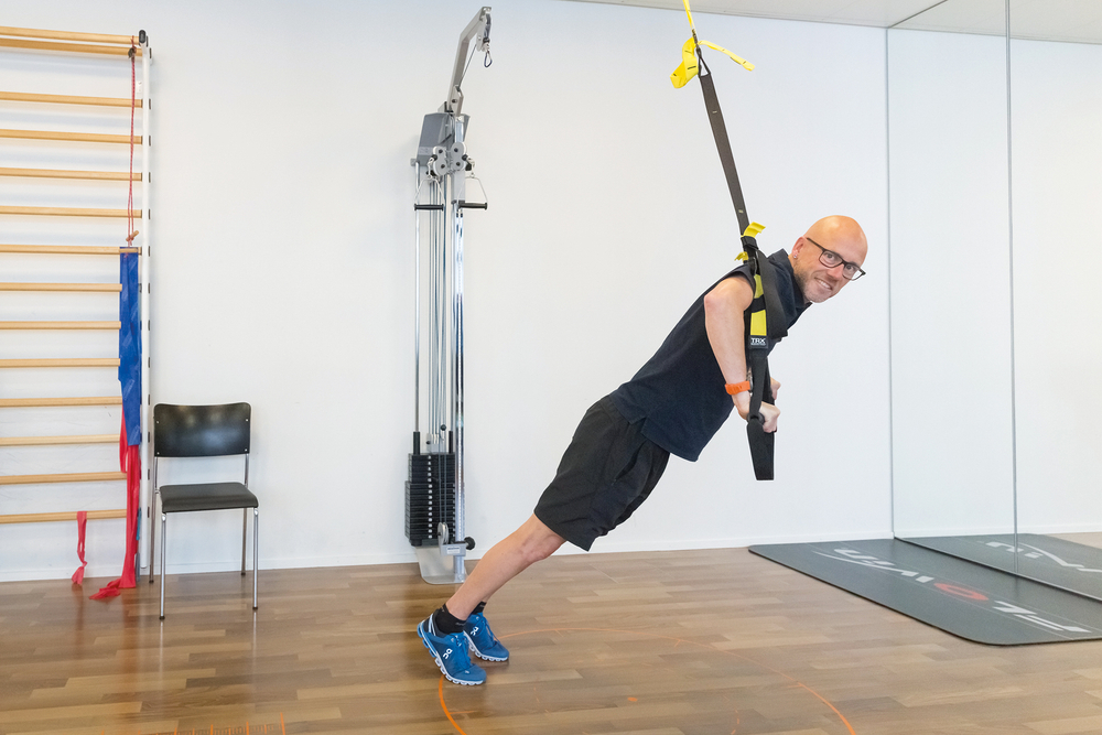 Michel Züger trainiert an einem TRX Band