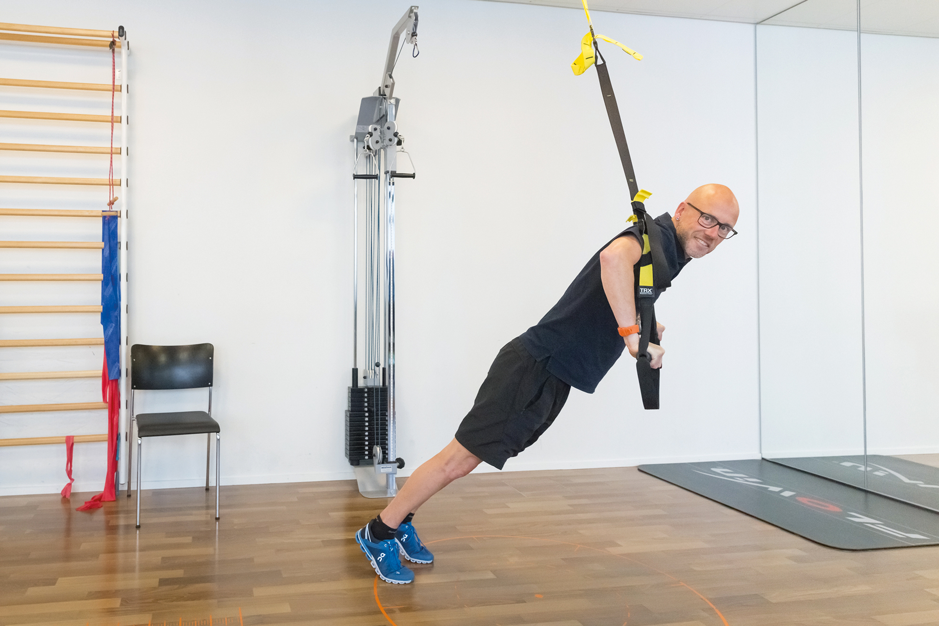 Michel Züger trainiert an einem TRX Band