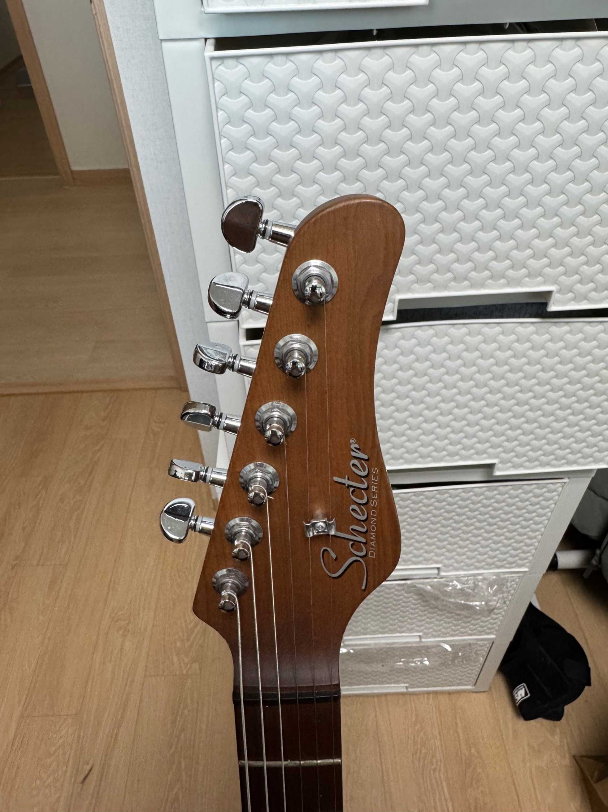 Schecter-Nick Johnston Traditional-2