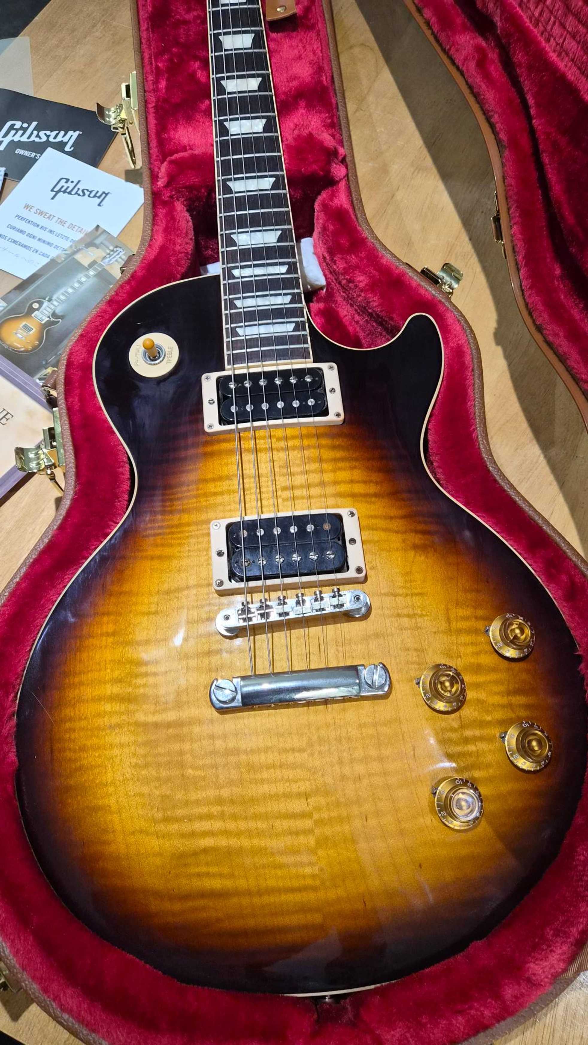 Gibson-Les Paul Signature-3
