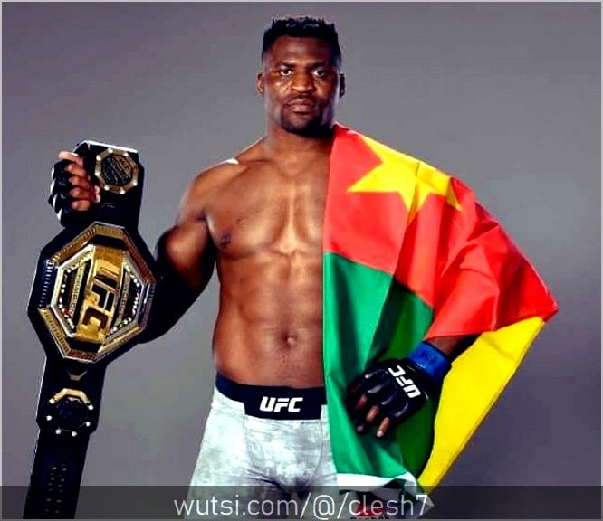 Francis Ngannou avec sa ceinture mondiale MMA et le drapeau du Cameroun. Source: ocamer.com /CC-BY