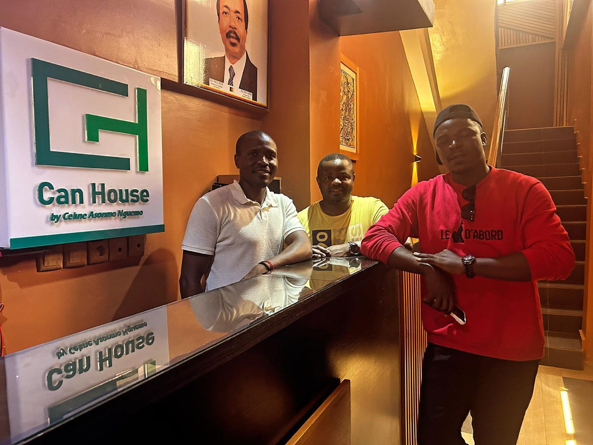 Landry N'guemo (en polo blanc) et Xzafrane (en Pull-Over rouge) à la réception ''CAN-HOUSE by Celine Asonmo Nguemo''.