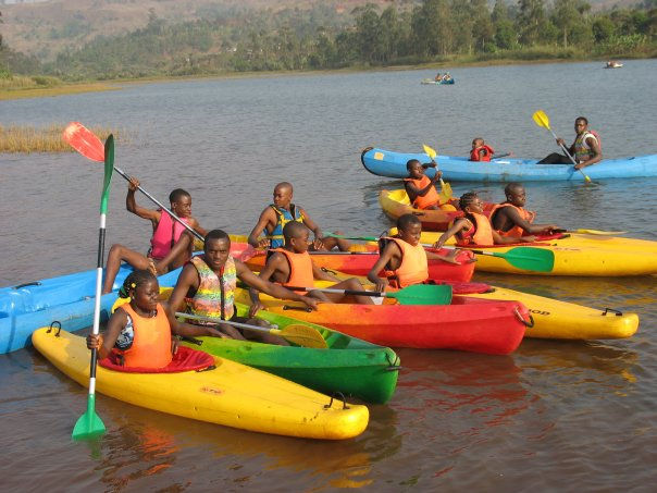 Canoë-kayak sur le lac. Crédit : Association Pays de la Loire - Cameroun