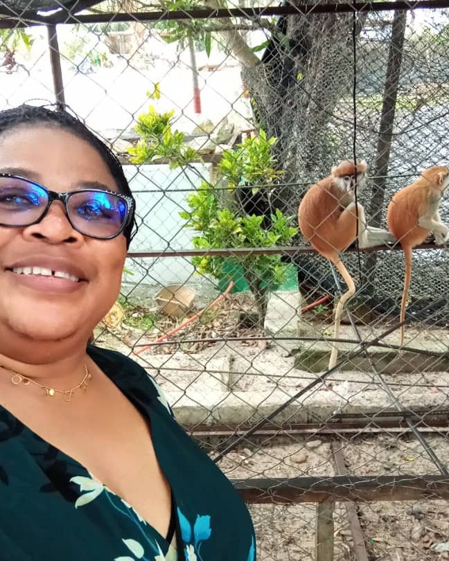 Mami Ton et les primates du Kafolo Lagoon, le parc animalier. Crédit : Orgelle Kentsop