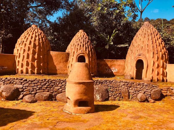 Cases Mousgoum à la Fondation Gacha. Crédit : Fondation Gacha