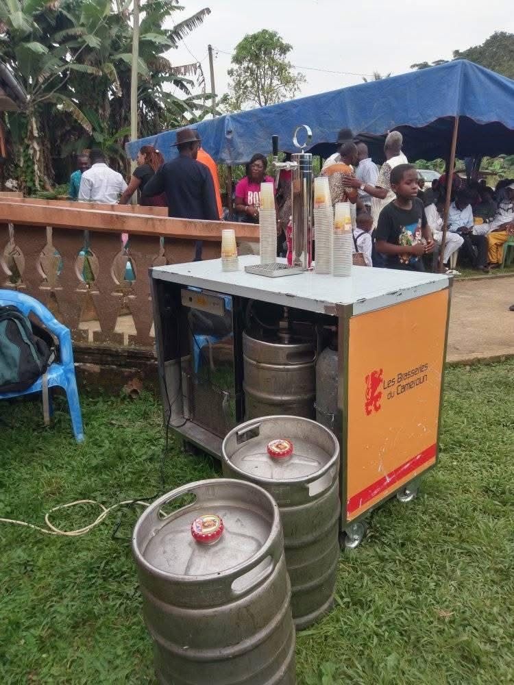 En Afrique les gens viennent au deuil pour boire 