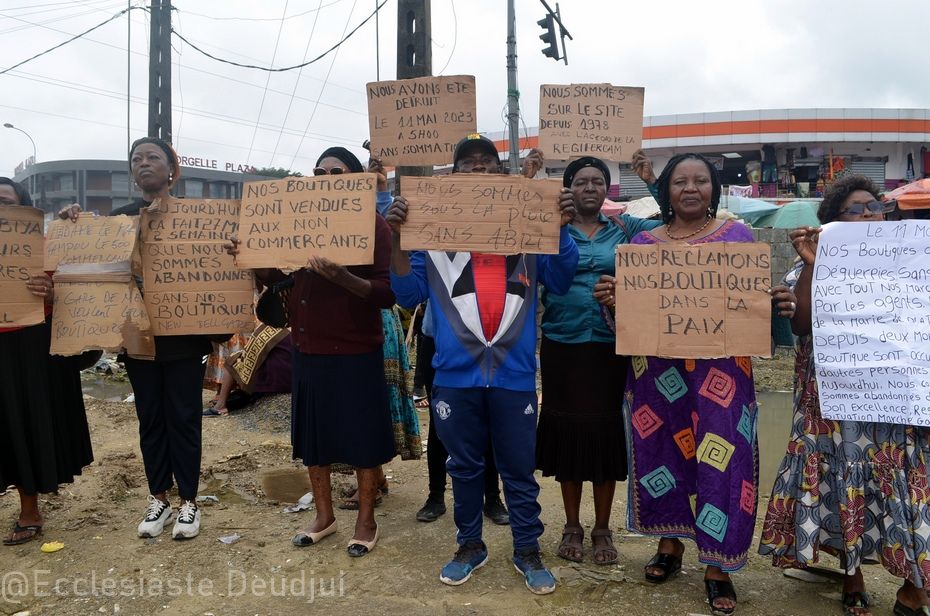 Des commerçants du marché des femmes qui réclament justice. Crédit: Ecclésiaste Deudjui