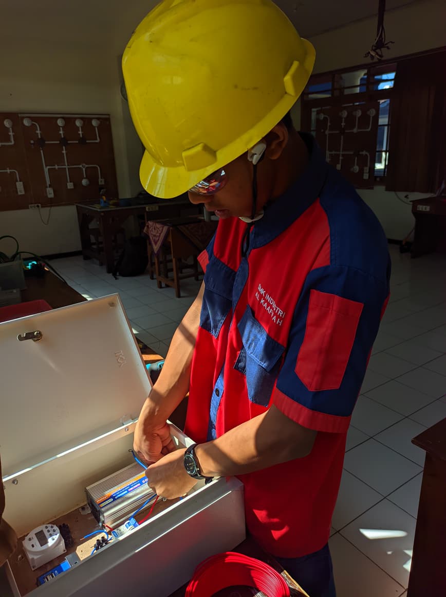 Belajar dari Teori ke Praktik, Siswa TAV SMK Al Kaaffah Asah Keterampilan Kelistrikan
