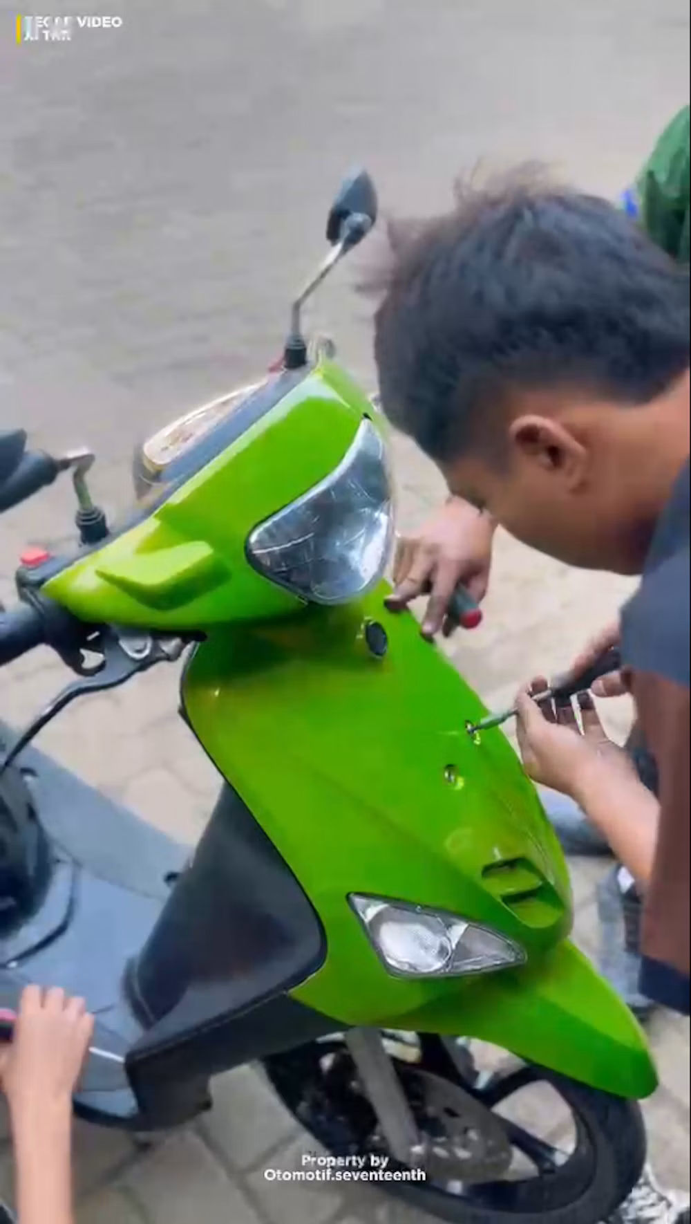 Siswa TKR SMK Al Kaaffah Praktik Servis Shockbreaker dan Komstir Sepeda Motor