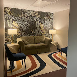 Massage/acupuncture/therapy room for sublet