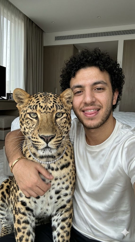 Free Prompt for Ultra-Realistic Leopard Selfie in Modern Bedroom 🐆📱 — Portrait AI art prompt example for Midjourney and Stable Diffusion