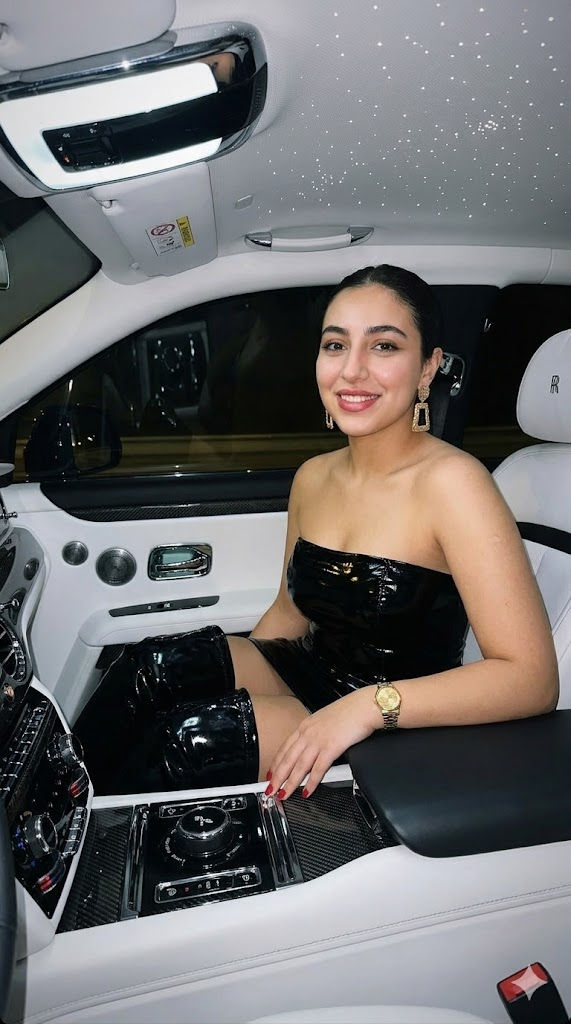 Free Prompt for Luxury Car Interior Fashion Portrait with Starlight Headliner ✨🚗 — Portrait AI art prompt example for Midjourney and Stable Diffusion