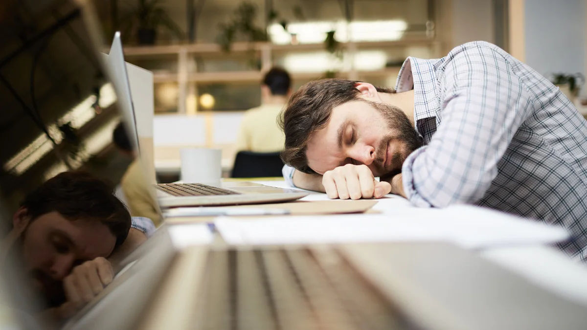 Como dormir melhor Homem dormindo no trabalho