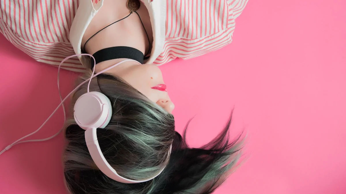 Streamings de Música Garota ouvindo música no headphone