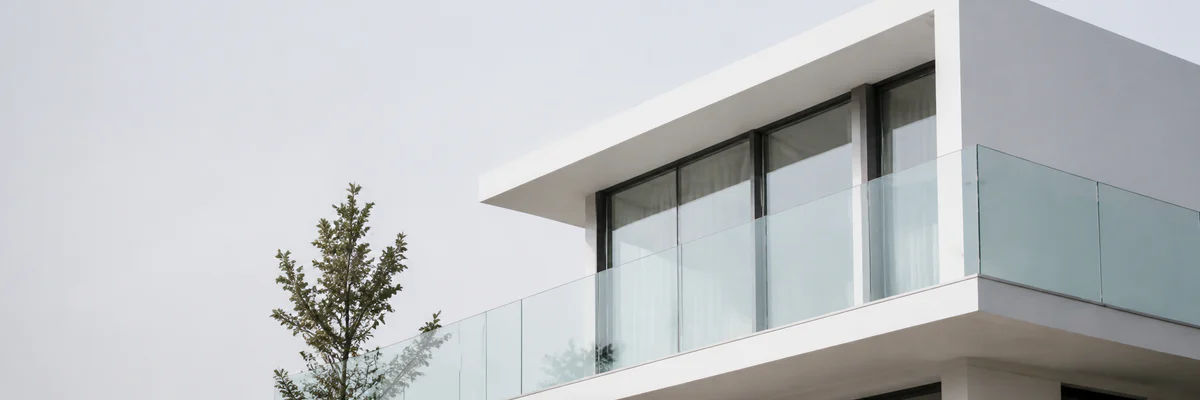 Detailansicht einer modernen weißen Villa mit Glasbalkon