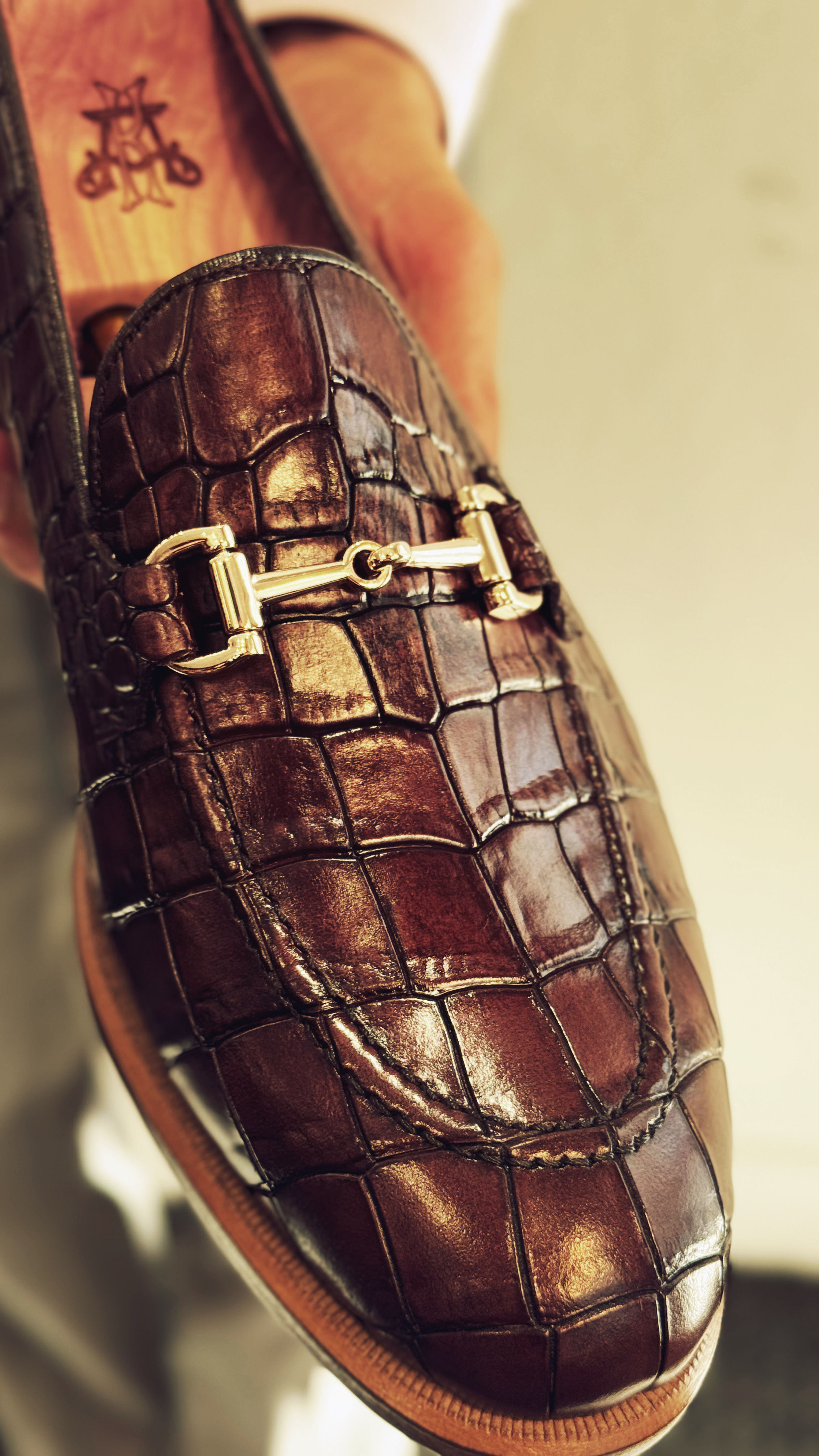 Horsebit-Loafer in Leder mit Krokoprägung, Detailaufnahme