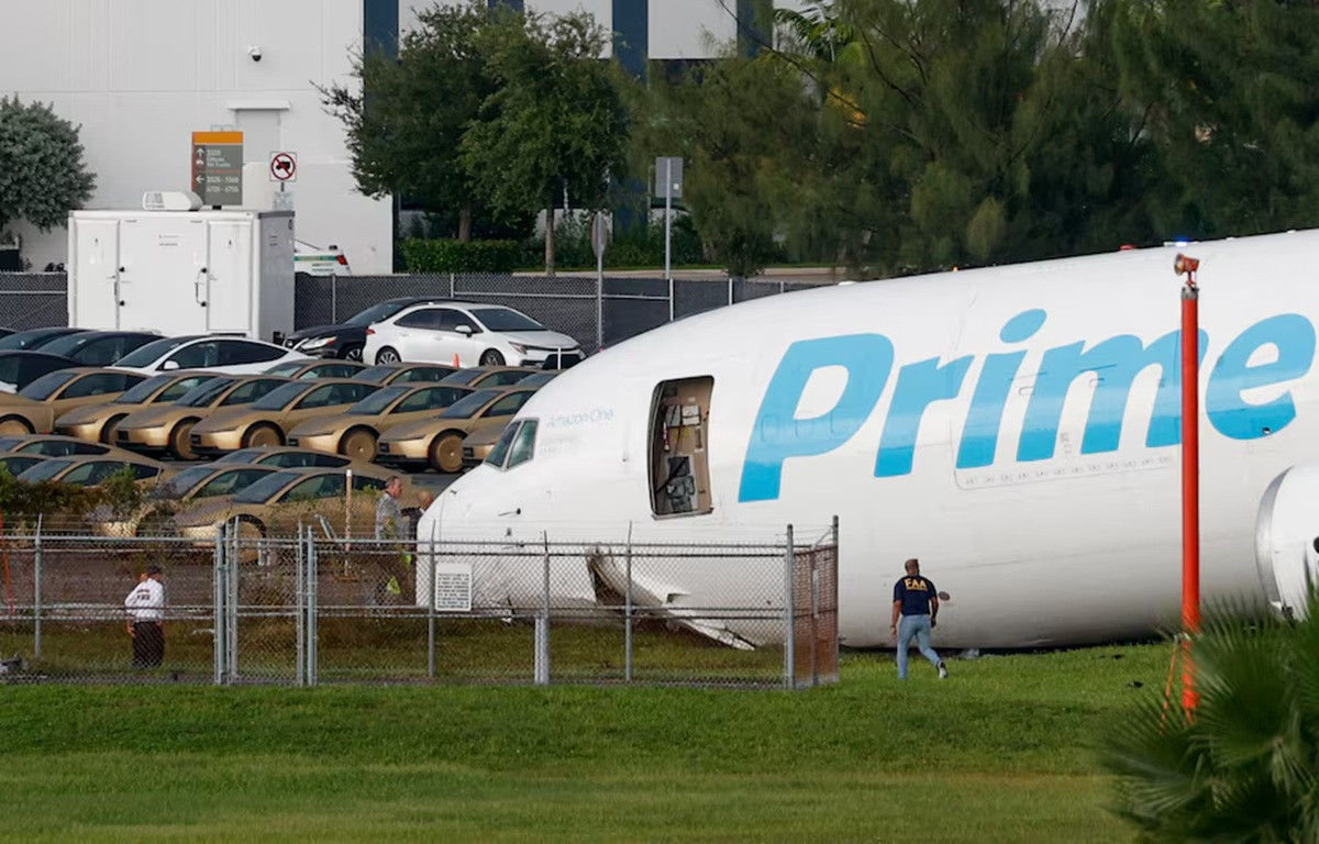 Máy bay chở hàng của Amazon Prime Air lao khỏi đường băng khi hạ cánh tại Miami. Ảnh: Reuters