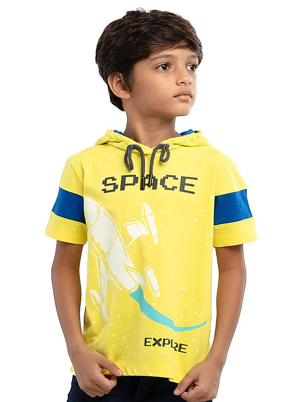 BOYS HALF SLEEVE HOODED T SHIRT WITH PRINT ON CHEST