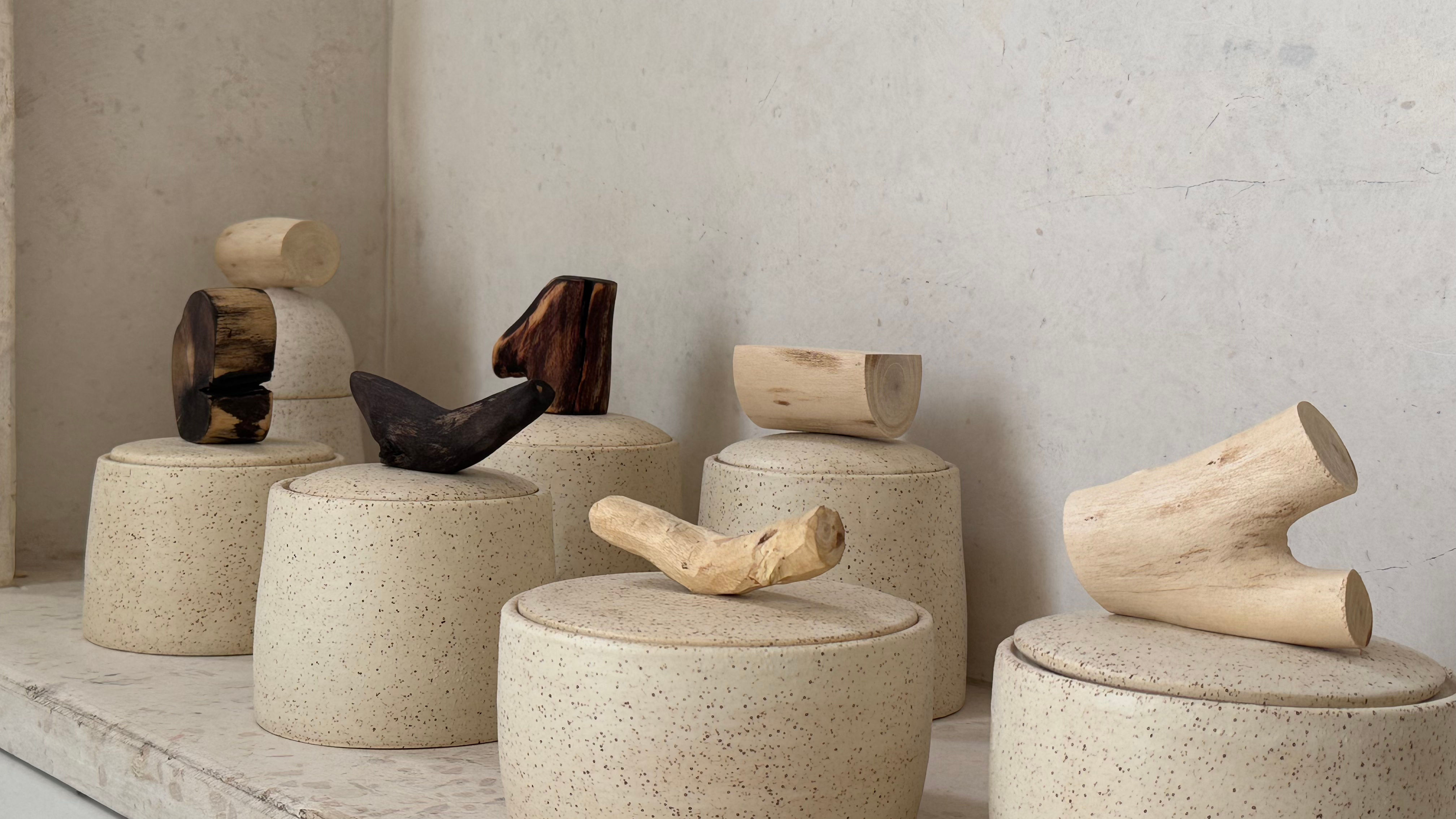 علبة خزفية بغطاء خشب الأثل – إصدار تعاوني