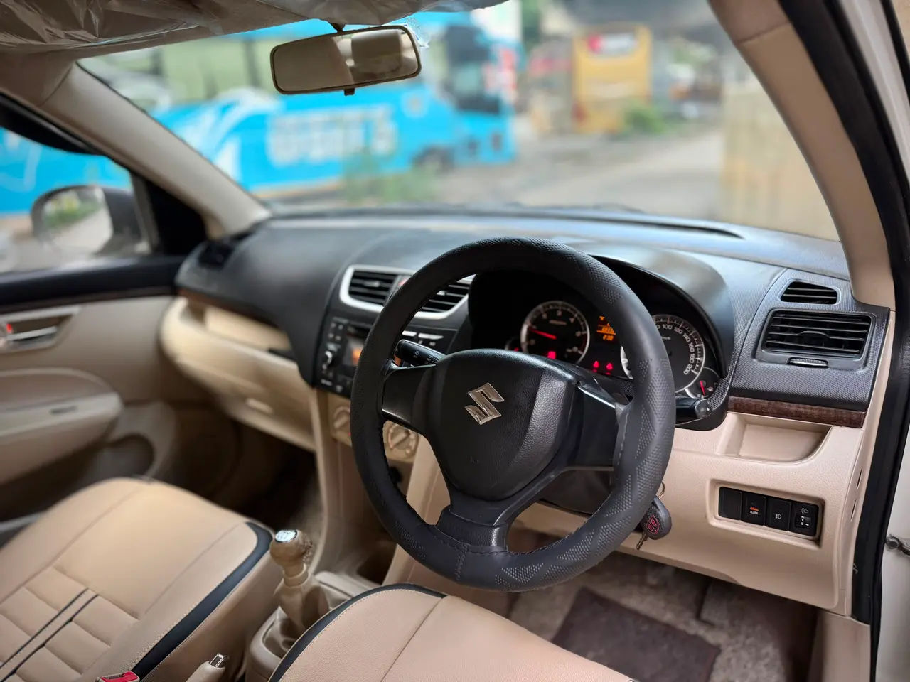 Suzuki DZIRE (2015) 17