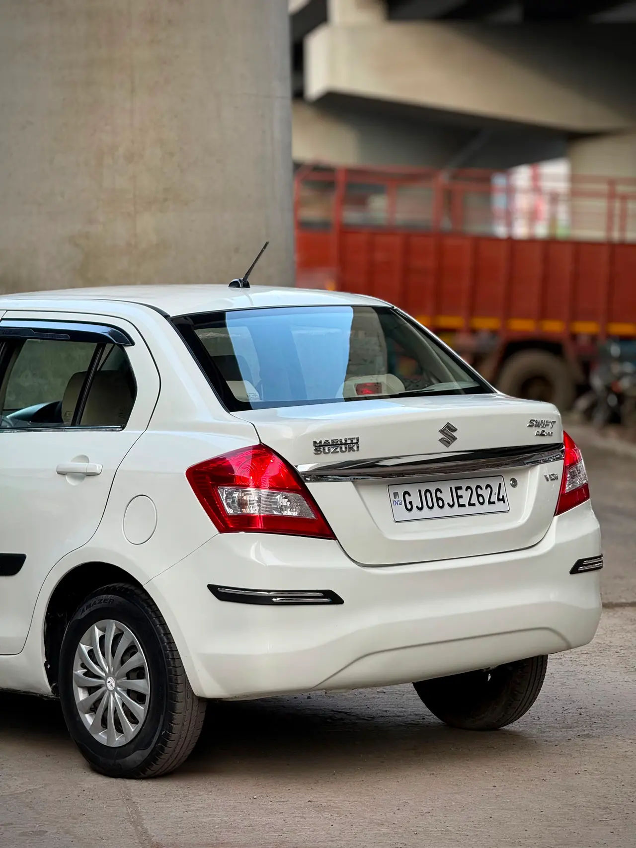 Suzuki DZIRE (2015) 18