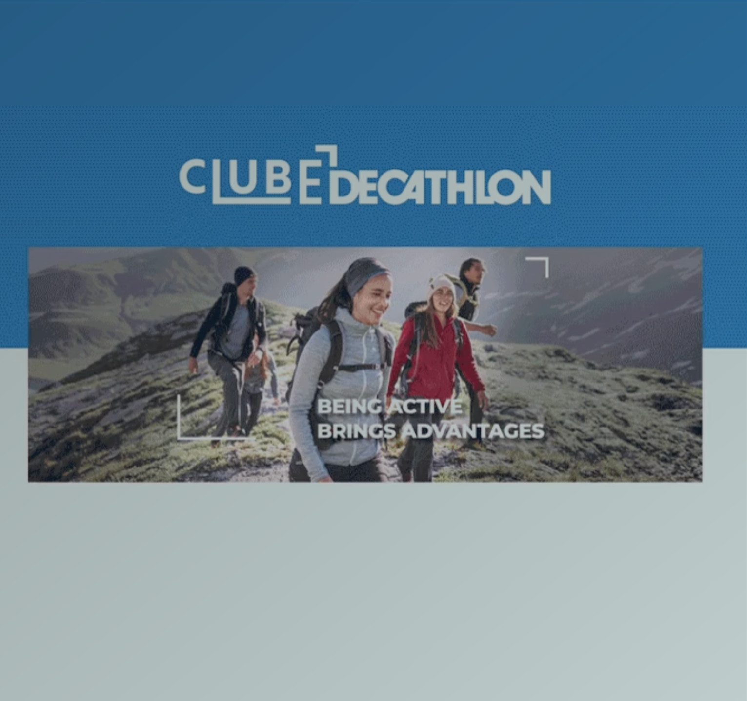 Outdoor-Abenteuer beim Wandern in den Bergen unter klarem Himmel, lächelnd, mit dem Text "Aktiv sein bringt Vorteile".