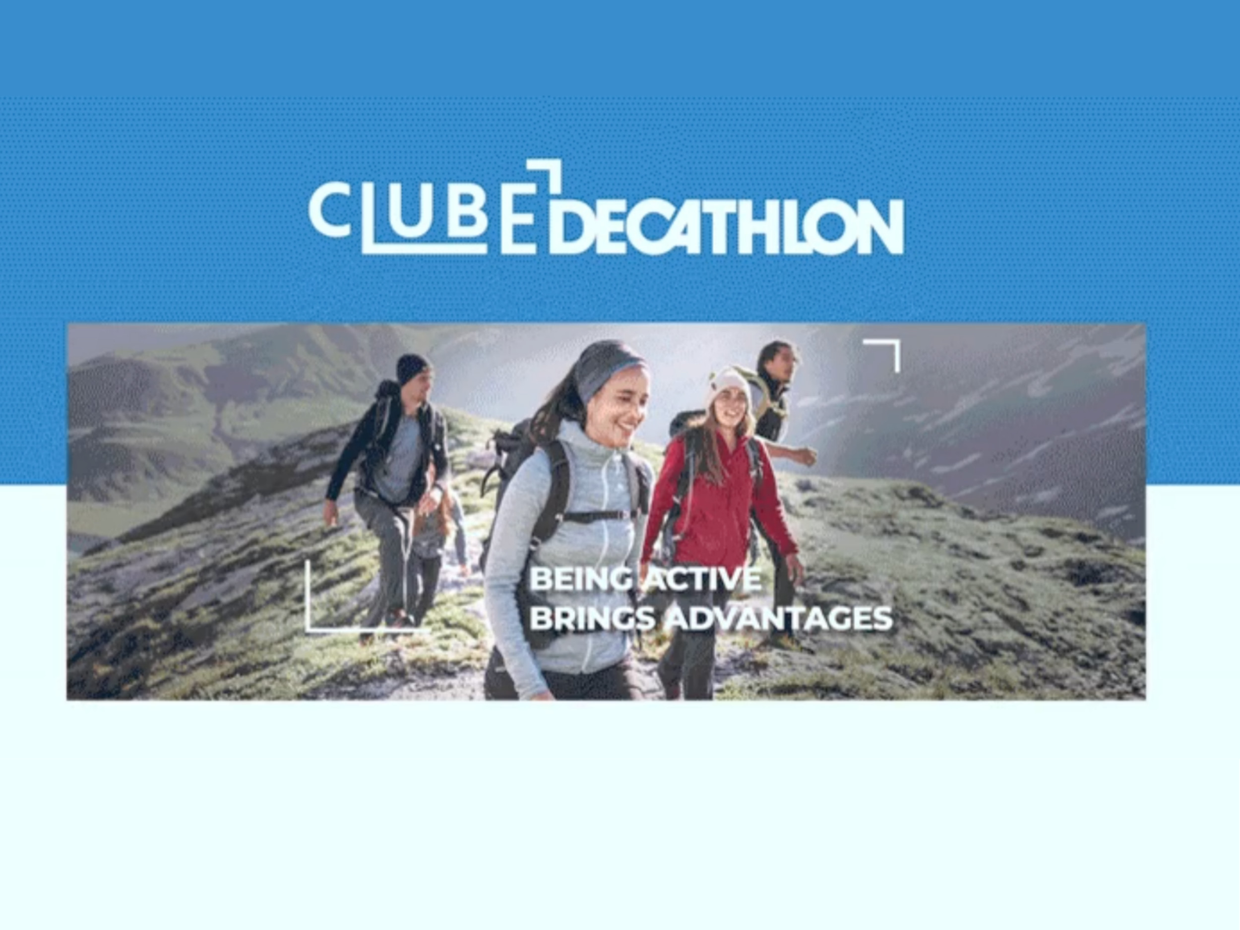 Outdoor-Abenteuer beim Wandern in den Bergen unter klarem Himmel, lächelnd, mit dem Text "Aktiv sein bringt Vorteile".