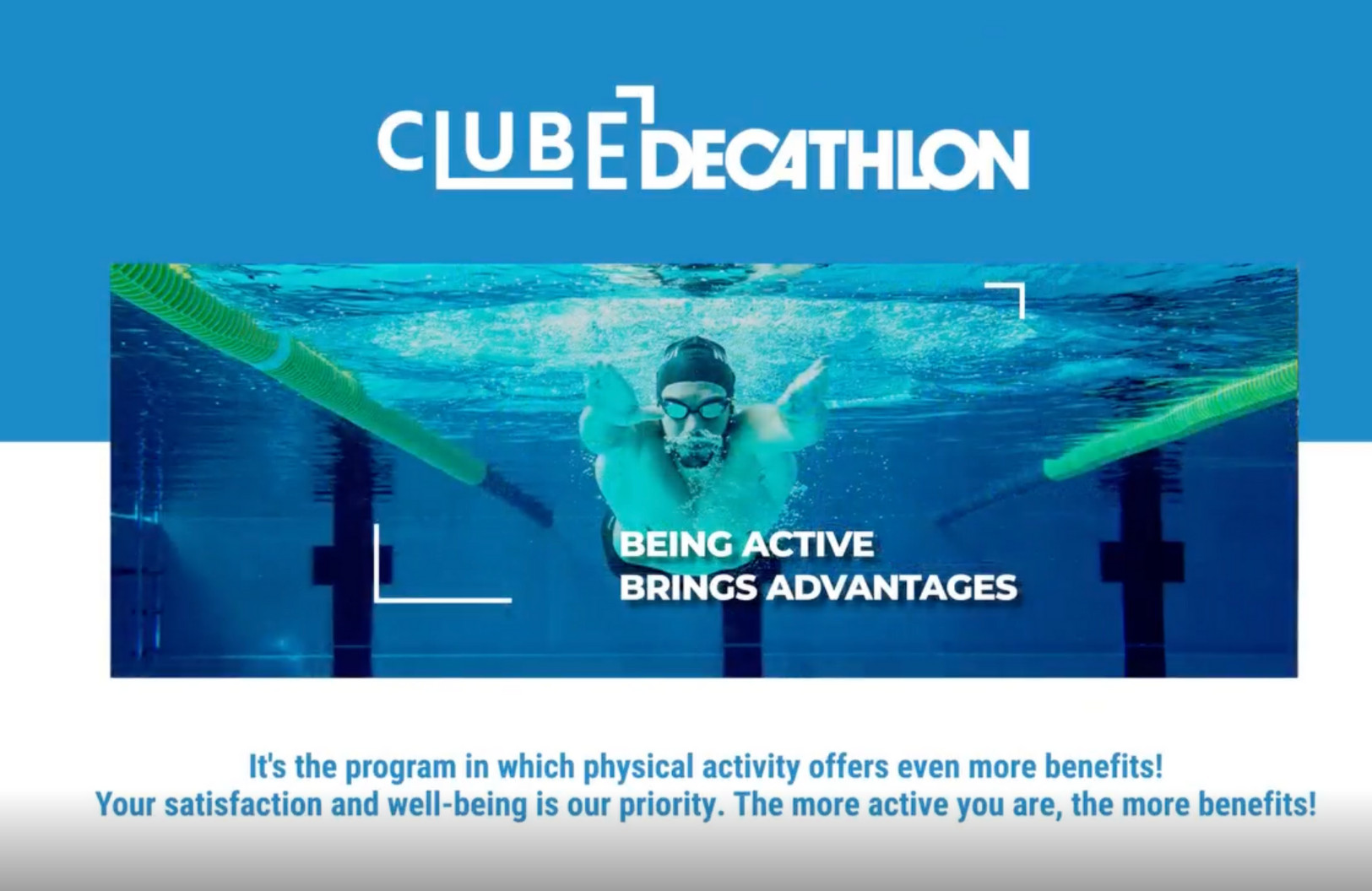 Outdoor-Abenteurer beim Wandern in den Bergen unter klarem Himmel, lächelnd, mit Text. Darüber das Decathlon-Logo.