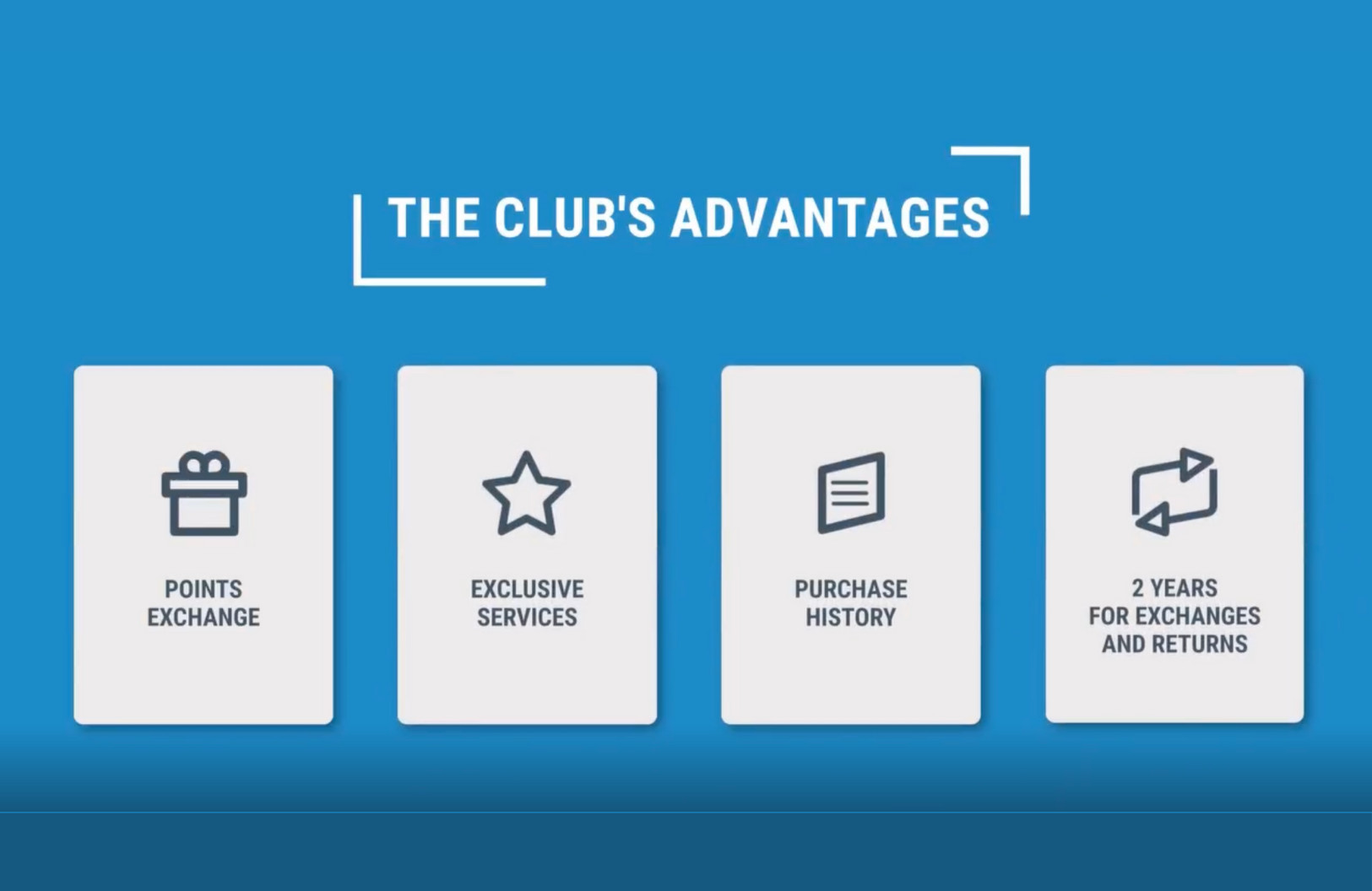 Outdoor-Abenteurer beim Wandern in den Bergen unter klarem Himmel, lächelnd, mit Text. Darüber das Decathlon-Logo.