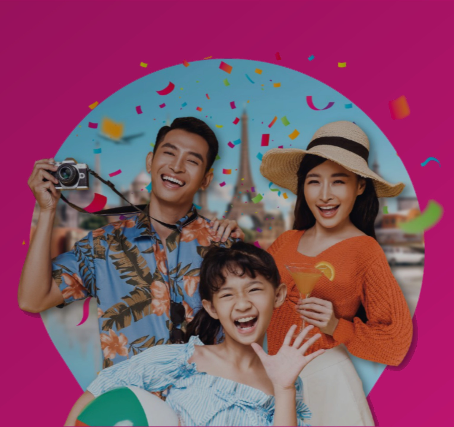 Eine fröhliche Familie posiert mit Reisegepäck vor einem pinken Hintergrund. Eine Flugzeuggrafik vermittelt Abenteuerlust.