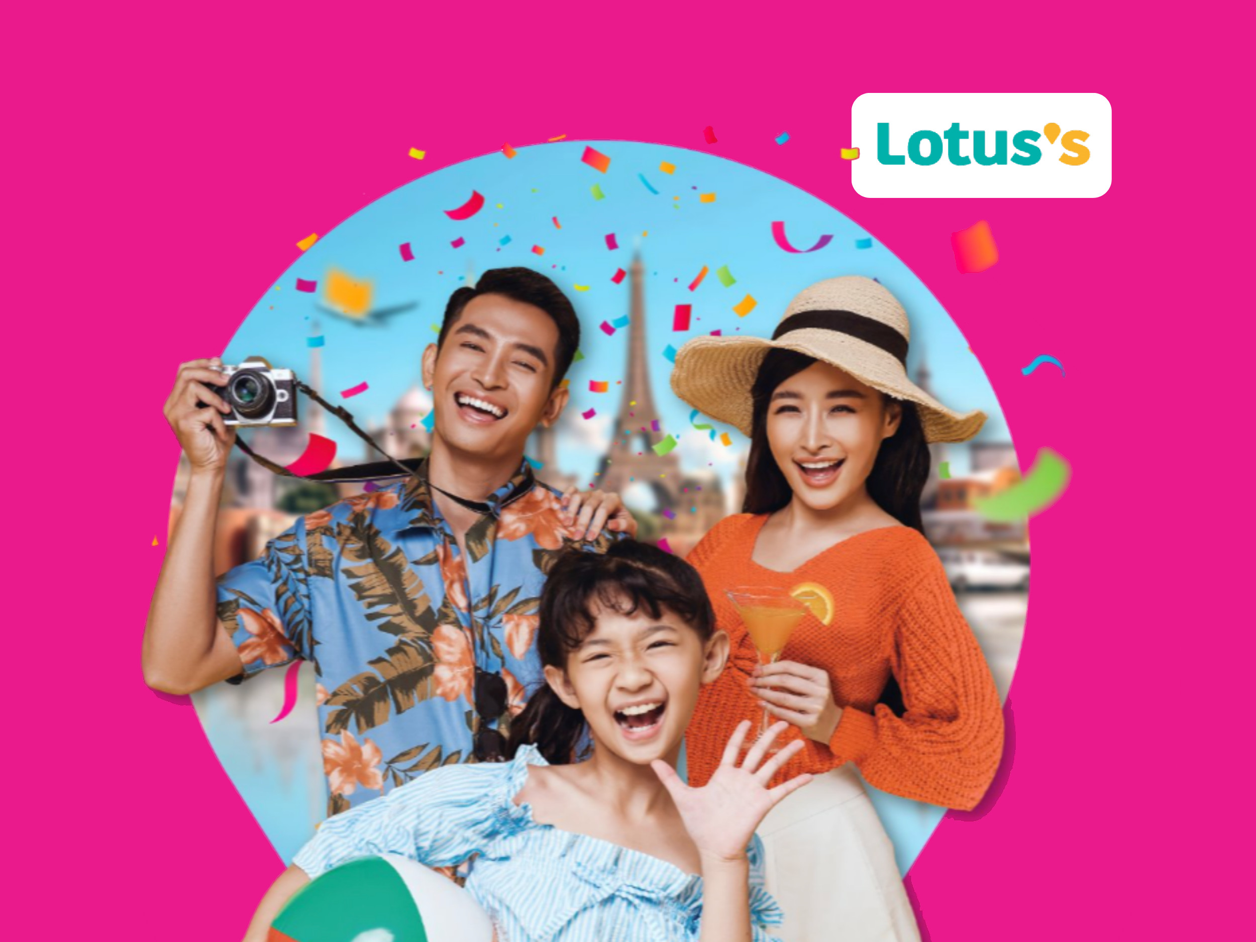 Eine fröhliche Familie posiert mit Reisegepäck vor einem pinken Hintergrund. Eine Flugzeuggrafik vermittelt Abenteuerlust.