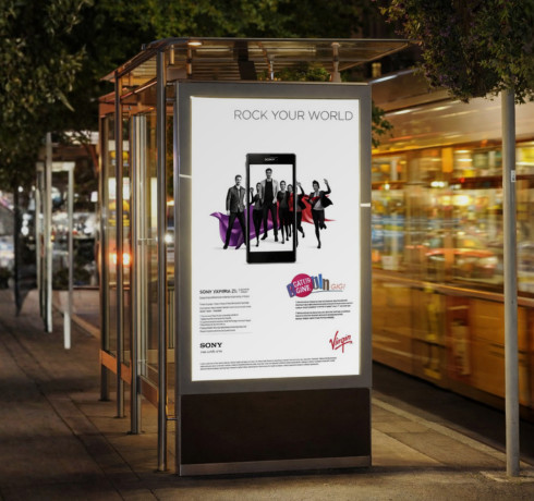 Eine Werbetafel mit der Moshtix-Band, gezeigt in einer urbanen Umgebung bei Nacht.