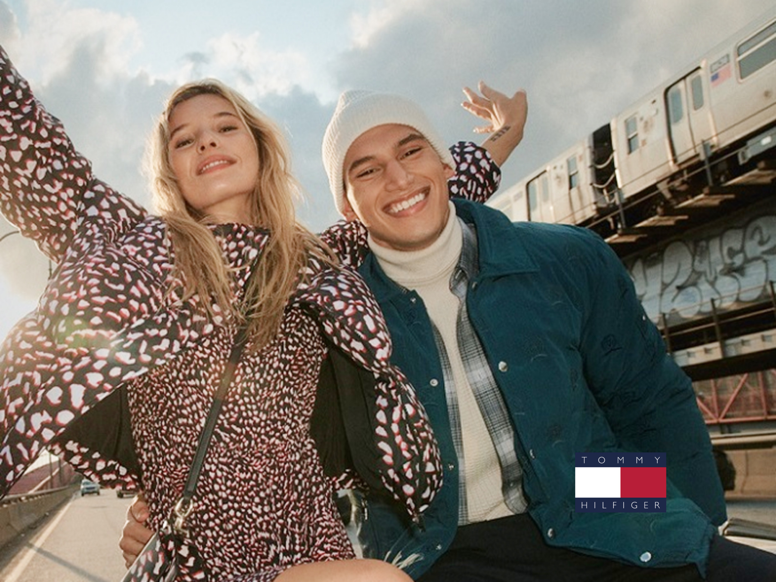 Die Tommy-Hilfiger-Kampagnenseite auf einem Laptop-Bildschirm.