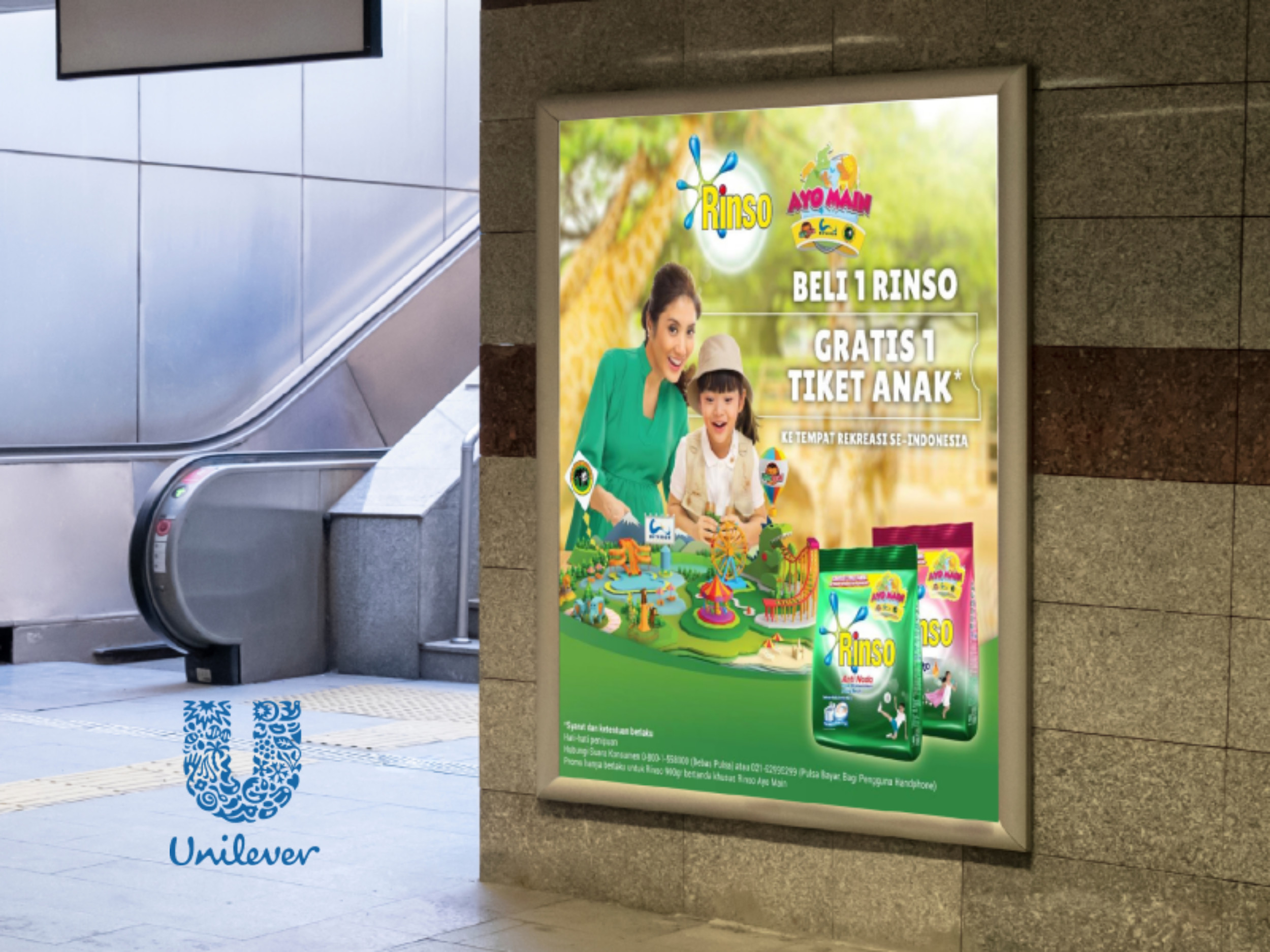 Ein Unilever-Rinso-Kampagnenposter in einer U-Bahn-Station.