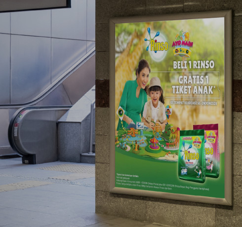 A Unilever Rinso campaign poster in an underground station