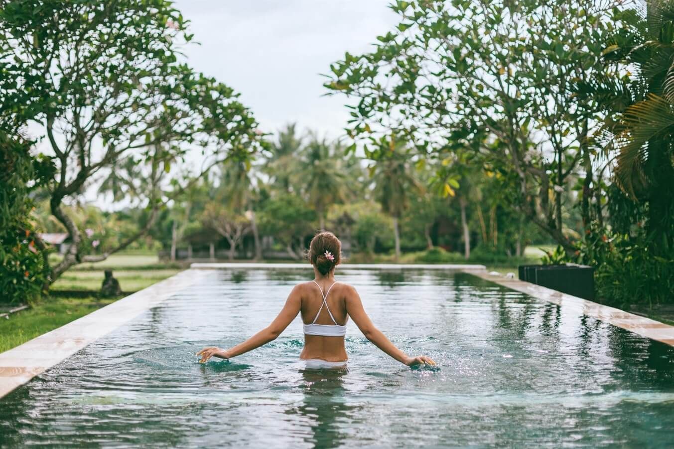 Piscine pour personnes âgées : bienfaits, sécurité et aménagements adaptés - Aquanov