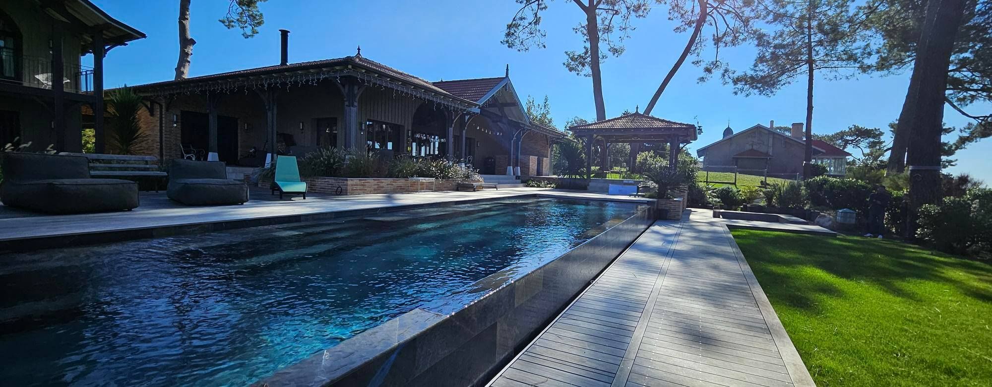 Aquanov, le spécialiste de la construction de piscine à débordement en Gironde