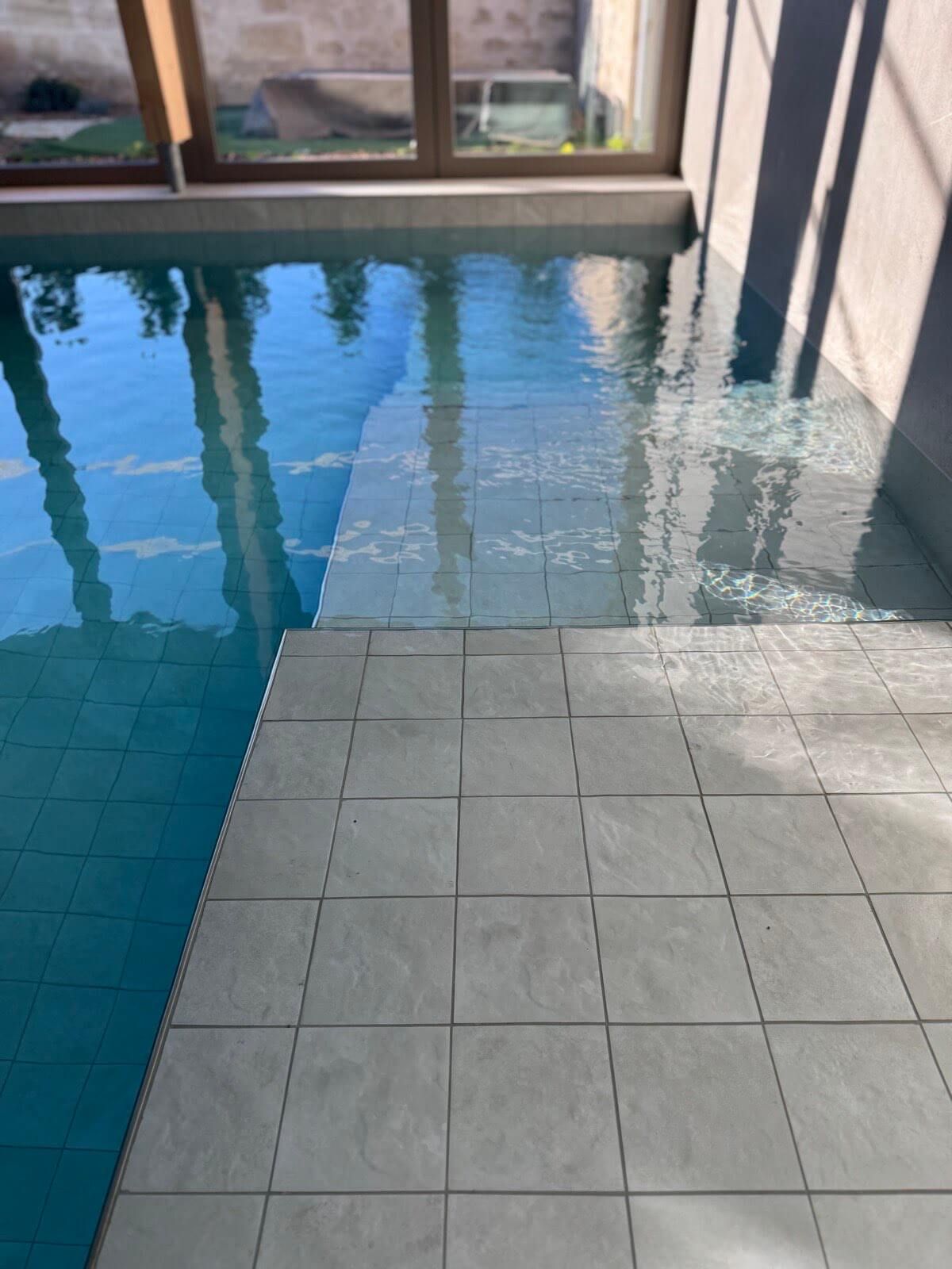 piscine d'intérieur carrelée