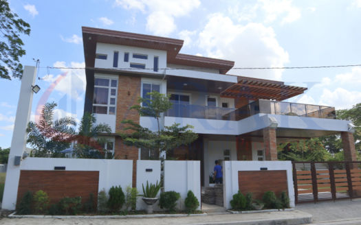 Luxury 5-Bedroom Home in The Orchard Golf & Country Club, Dasmariñas, Cavite