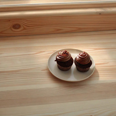 Chocolate cupcakes with rich frosting and chocolate drizzle.