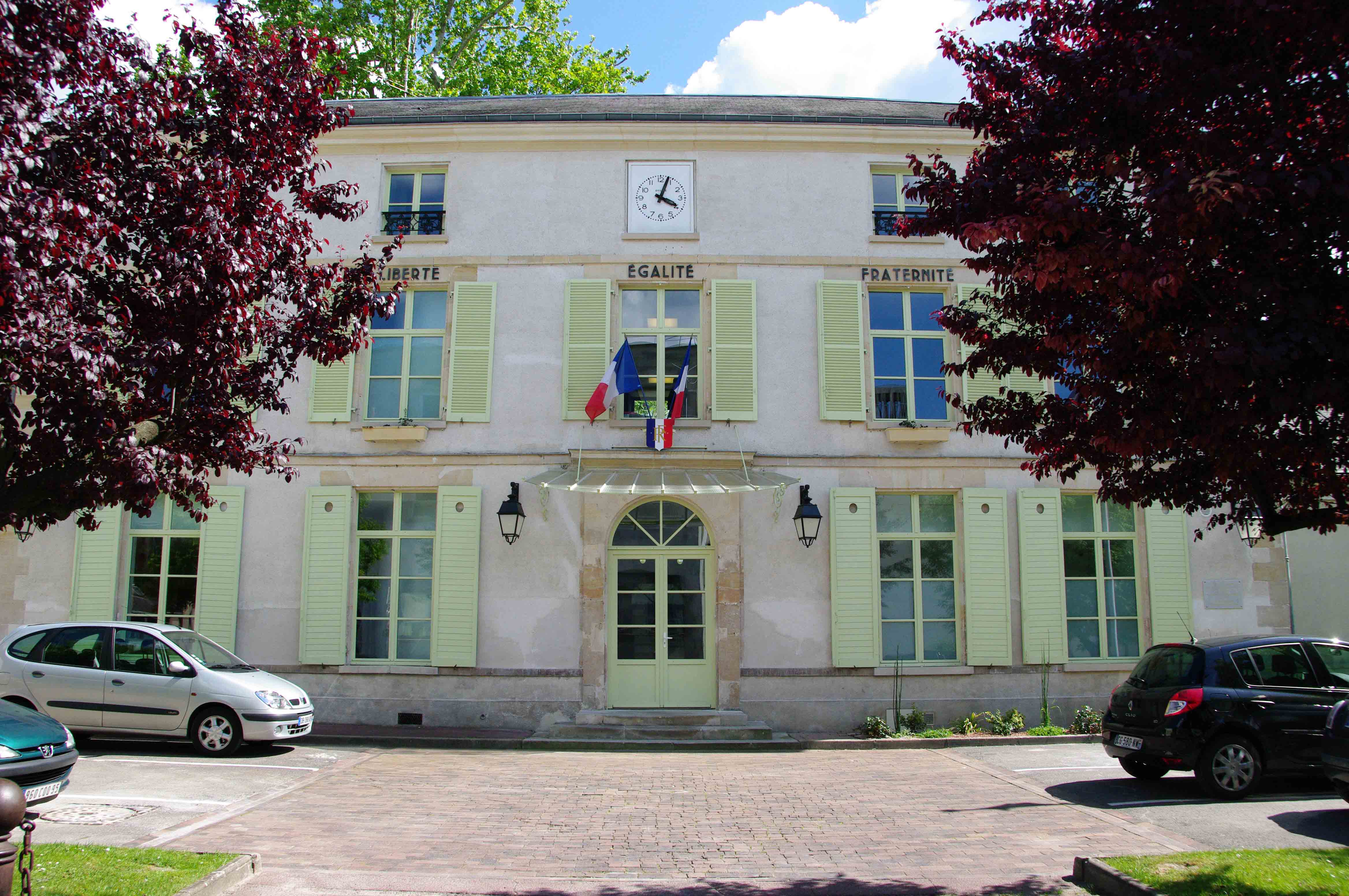 Beaumont Sur Oise Mairie - Fenetre - Fenetre De Toit